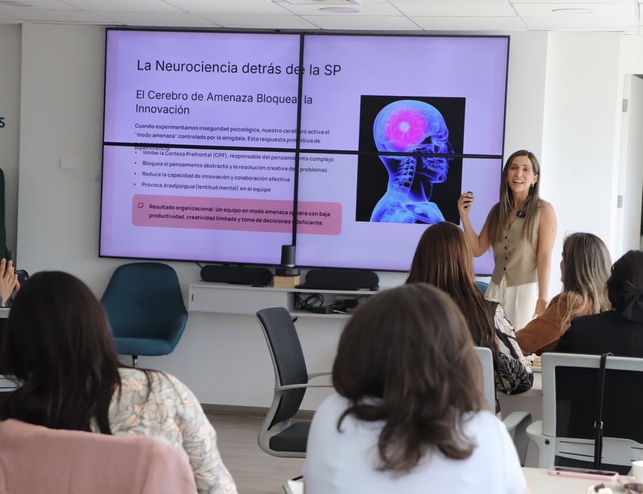 Paula Zaror dando charla sobre neurociencia aplicada al liderazgo
