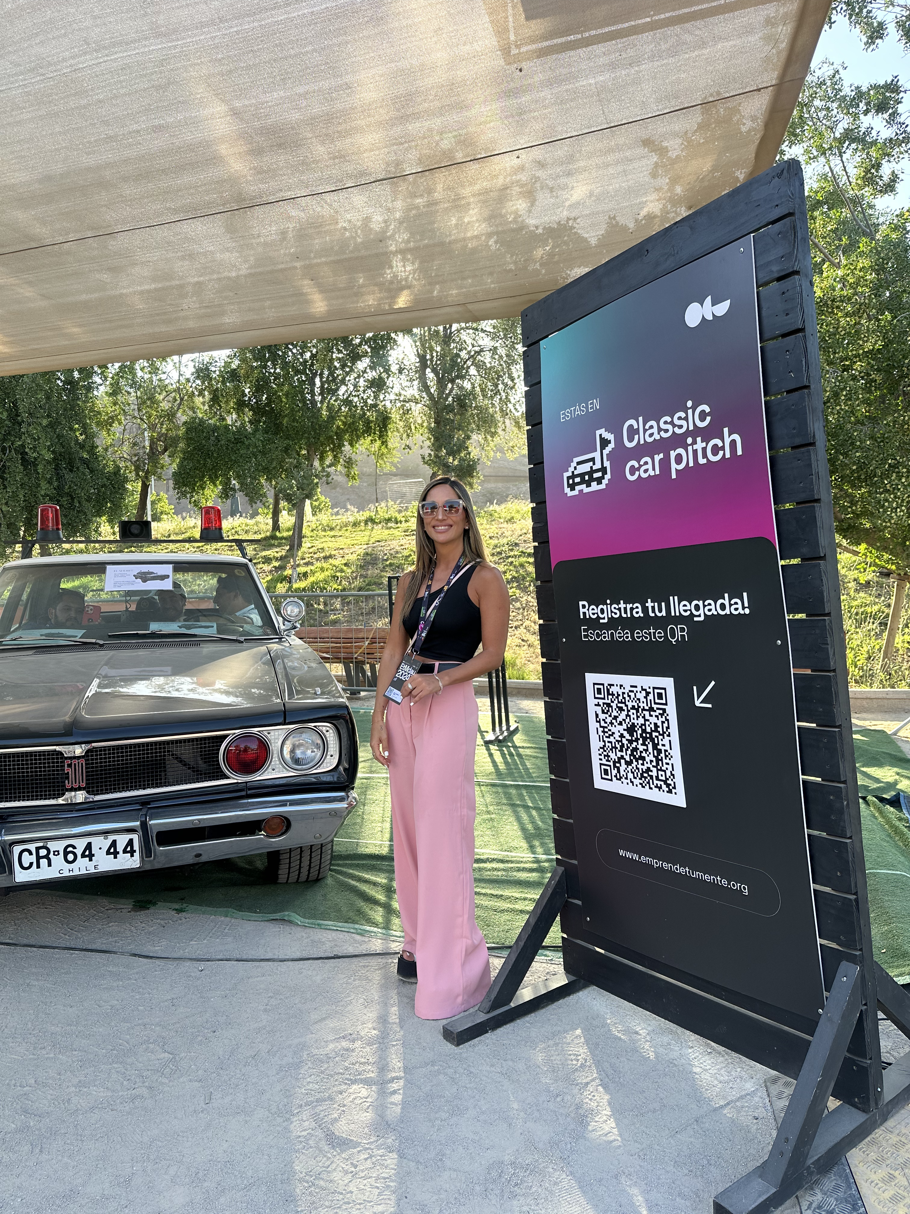 Paula Zaror representando a Atómica Talent en evento Classic Car Pitch